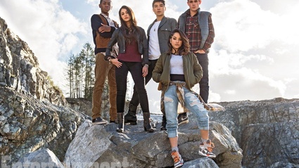 I nuovi Power Rangers in posa insieme, senza costume, nella prima foto ufficiale.