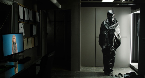 The Shrouds, recensione: anche quando sbaglia, uno come David Cronenberg sa affascinare