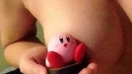 Donna mostra il seno in cambio di Amiibo!