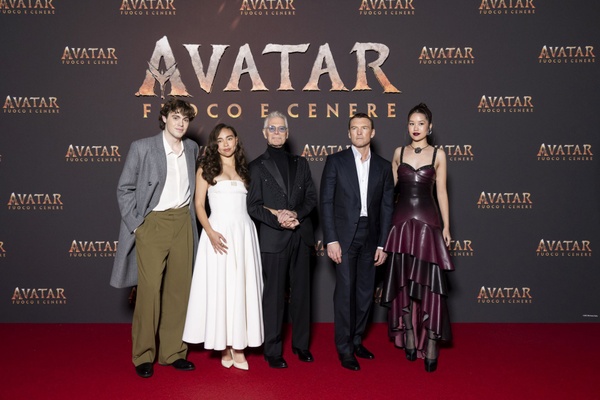 Fuoco e cenere sul red carpet italiano di Avatar: le interviste al cast “infuocato” del film di James Cameron