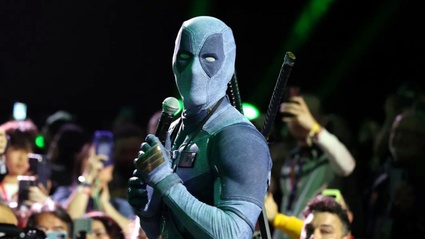 Deadpool invade il panel Marvel con un costume inedito