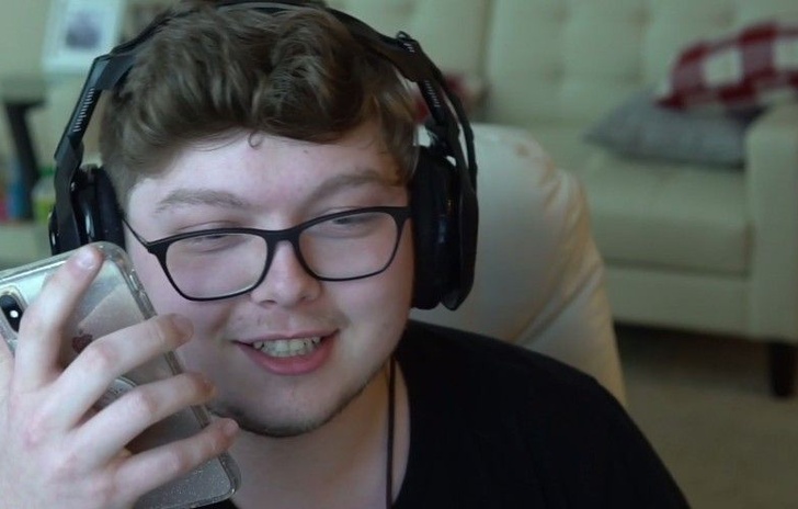 Uno streamer paga i debiti studenteschi della madre con i soldi vinti su Fortnite