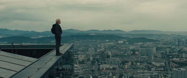 Florence Pugh racconta lo stunt mozzafiato che apre Thunderbolts*: “fingere di non avere paura è difficile”