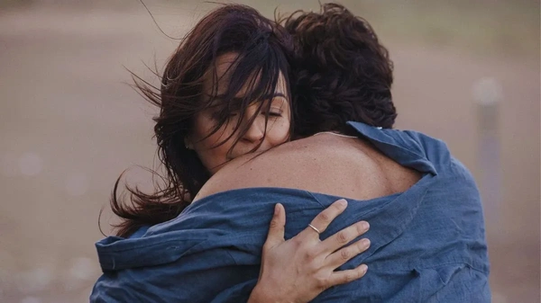 Ángela: una donna in fuga da un marito violento, tra verità e inganni