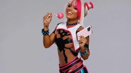 Zelina Vega sale sul ring con un cosplay di Street Fighter