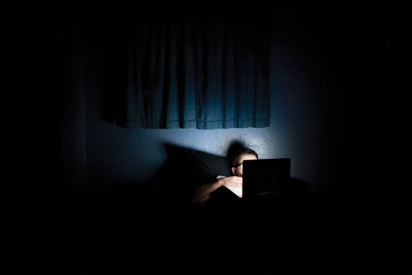 Abuso di pornografia e videogiochi contribuiscono alla "crisi della mascolinita"