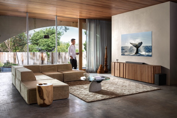 Samsung regala soundbar o smartphone per chi acquista TV Oled 8K