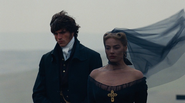 Cime tempestose, tutto sul film con Margot Robbie e Jacob Elordi: la storia d&rsquo;amore che diventa ossessione 