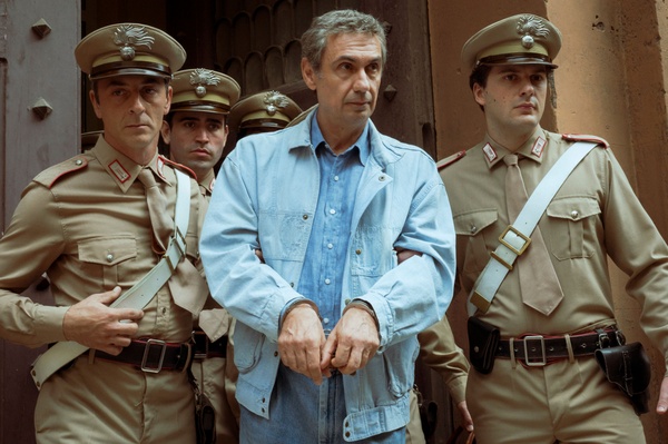 Portobello è “la gioia barbarica di vedere cadere un personaggio famoso”: Bellocchio e Gifuni spiegano perché il processo Tortora è più attuale a che mai