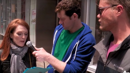 Siete a Time Square? Date un dollaro a Julianne Moore e recitera per voi!