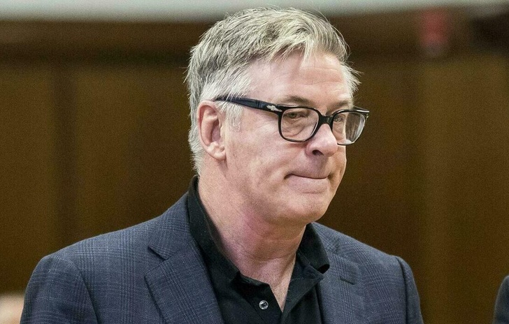 Alec Baldwin cadono le accuse ma continuano le indagini
