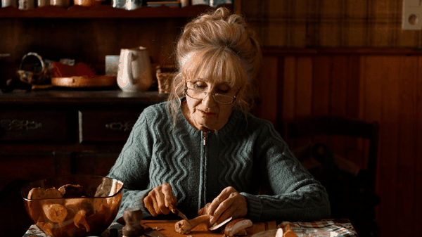 Sotto le foglie prova che i gialli migliori spesso non hanno risposta: la recensione del thriller di Francois Ozon