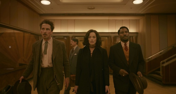 Amsterdam, recensione: le star di Hollywood combattono i nazisti USA in un film fallimentare