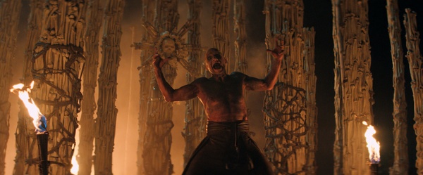 28 Anni Dopo: Il Tempio delle Ossa apre l’anno cinematografico come il migliore degli auspici e un Ralph Fiennes bestiale