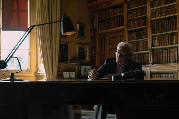 Tiro al piccione, recensione: come s’intervista una vera spia inglese