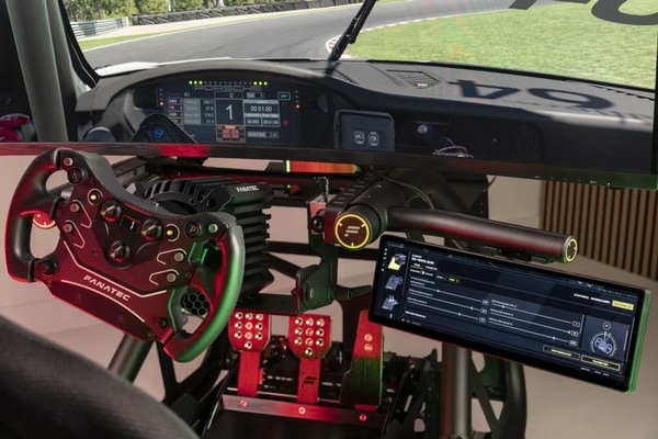 Fanatec lancia il supporto XENEON EDGE per sim racing