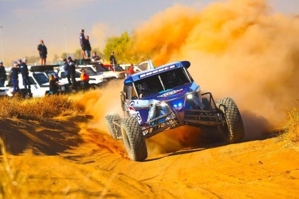 Chris Hemsworth porta al cinema la Finke Desert Race