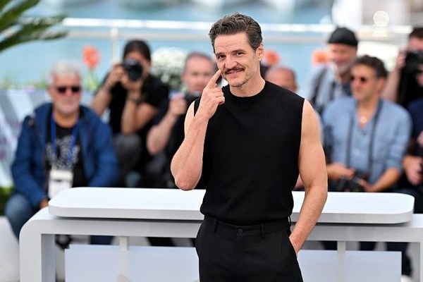 Pedro Pascal commuove Cannes: “Anche io sono stato un rifugiato”
