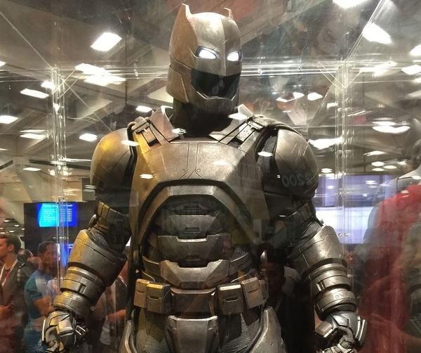 Warner Bros. mette in mostra i costumi di scena dell'universo DC