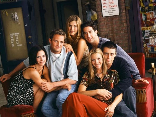 Speciale Friends, la sitcom che tutti amavano: la comicità, gli amori, le guest star, la modernità.