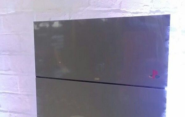 La PS4 Limited Edition vista dal vivo