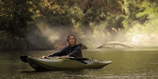Apex: Charlize Theron lotta per la sopravvivenza nella natura australiana 