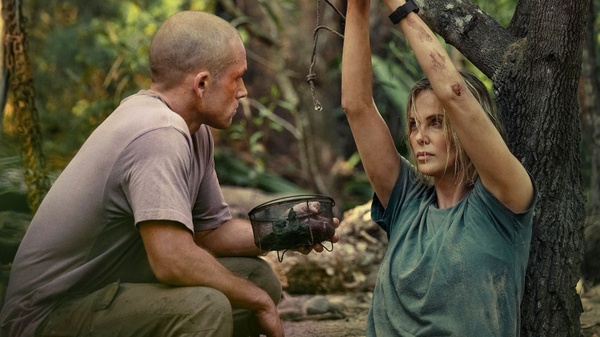 Apex: Charlize Theron lotta per la sopravvivenza nella natura australiana 