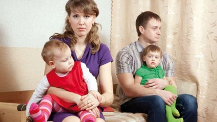 Il padre sta sui videogame, il figlio scappa di casa nudo