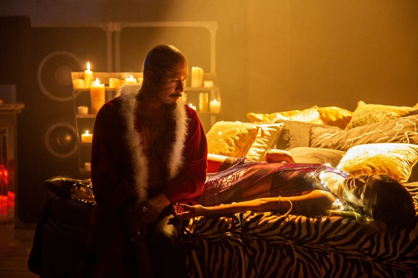 Silent Night, recensione: il ritorno di John Woo che fa male