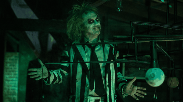 Beetlejuice Beetlejuice, recensione: Tim Burton ha imparato la lezione di Mercoledi e apre alla grande la Mostra di Venezia