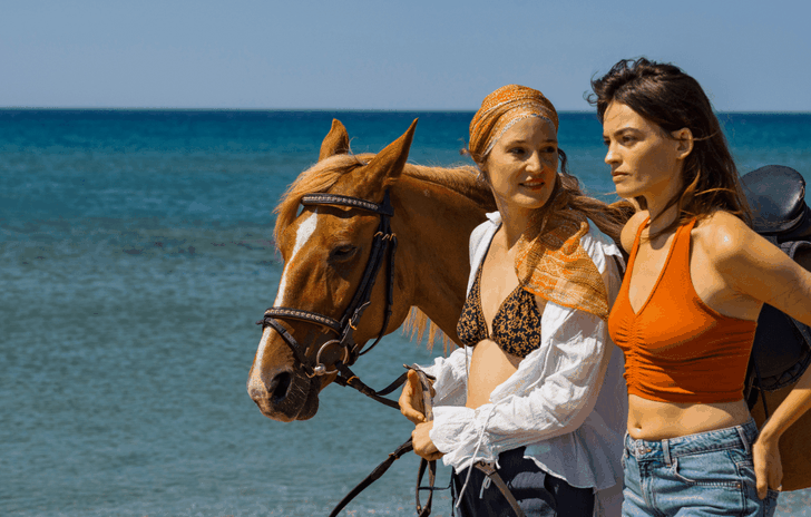 Hot Milk lestate spagnola e lesbica di Emma Mackey è una cocente delusione la recensione del film da Berlino
