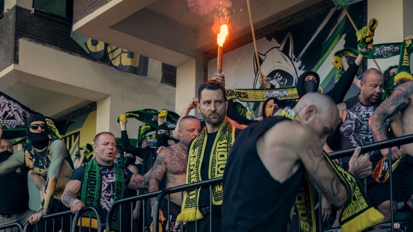 Hooligan: la recensione della serie di Netflix sul tifo violento