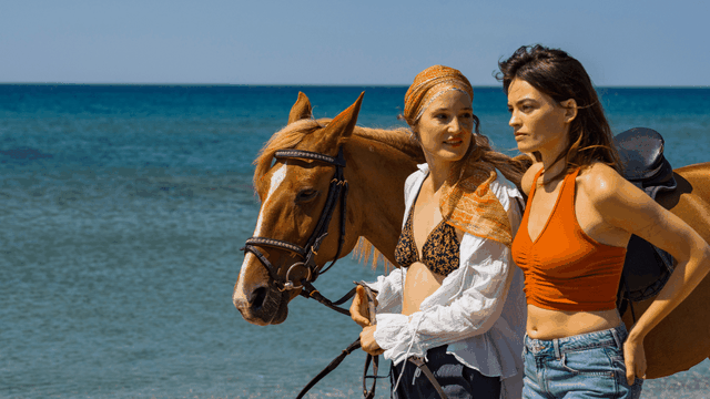 Hot Milk lestate spagnola e lesbica di Emma Mackey è una cocente delusione la recensione del film da Berlino