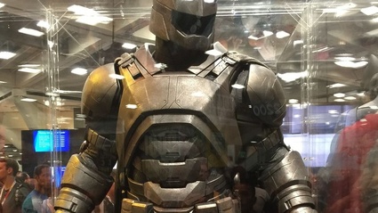 Warner Bros. mette in mostra i costumi di scena dell'universo DC
