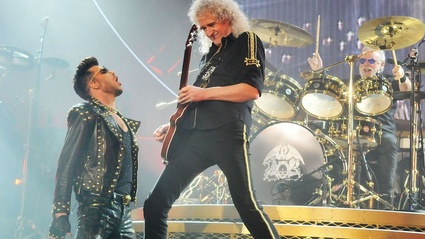 Si inizia col botto. Sul palco i Queen