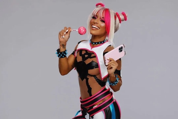 Zelina Vega sale sul ring con un cosplay di Street Fighter