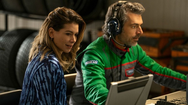 Motorvalley: una serie che corre veloce, tra spettacolo e giri a vuoto 