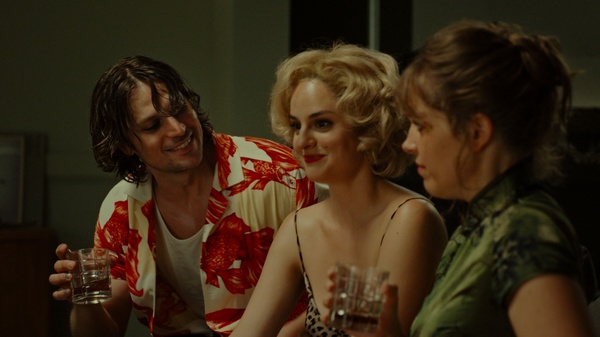 Le donne al balcone di Noémie Merlant sono così arrabbiate che distruggono tutto, anche il loro stesso film