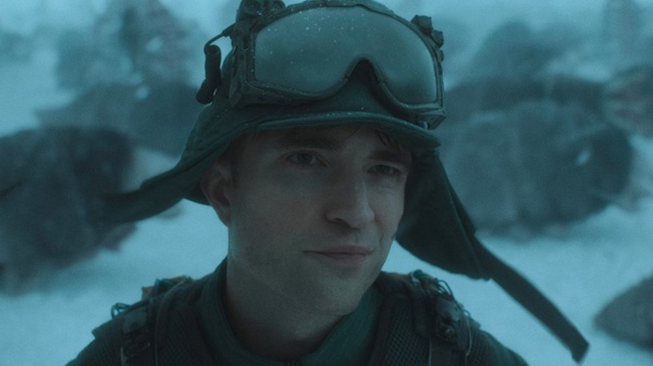 Mickey 17, recensione. Bong Joon-ho non rischia e non sbaglia il ritorno post Parasite, anche grazie a un doppio Pattinson