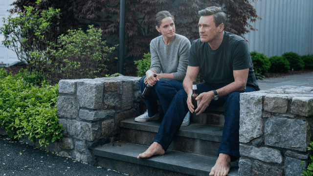 Your Friends Neighbors Jon Hamm turista del furto ci ricorda quanto ci è mancato la recensione della serie Apple TV