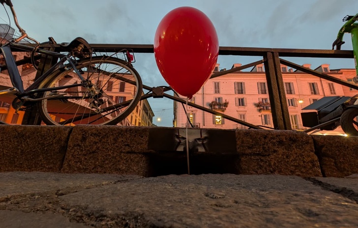Pennywise conquista i Navigli levento milanese per il lancio di IT Welcome to Derry