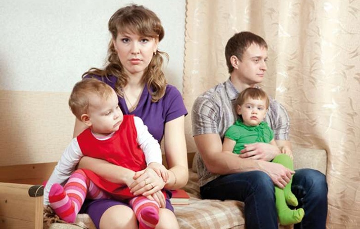 Il padre sta sui videogame il figlio scappa di casa nudo