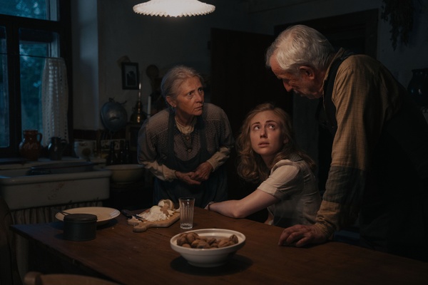 Le assaggiatrici è un film solido e austero come la storia (vera) che racconta: la recensione