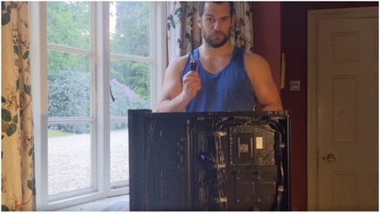 Henry Cavill assembla il suo PC da gaming