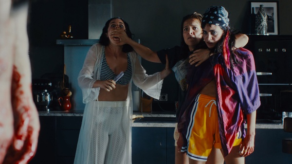 Le donne al balcone di Noémie Merlant sono così arrabbiate che distruggono tutto, anche il loro stesso film