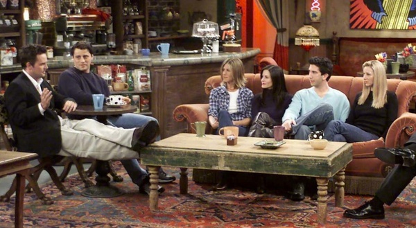 Speciale Friends, la sitcom che tutti amavano: la comicità, gli amori, le guest star, la modernità.