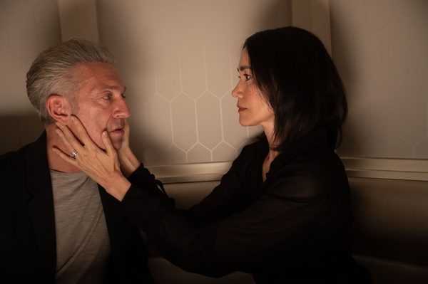 The Shrouds, recensione: anche quando sbaglia, uno come David Cronenberg sa affascinare