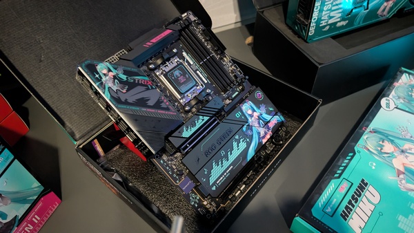 ROG x Hatsune Miku: il sistema da gioco completo arriva in Italia