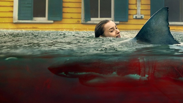 THRASH Furia dallOceano hurricane and sharks but its not Sharknado