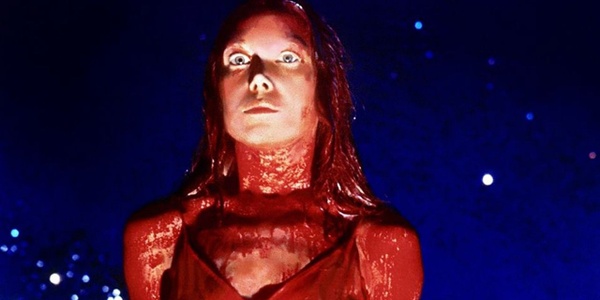 Carrie di Brian De Palma di nuovo al cinema: storia di un caposaldo horror